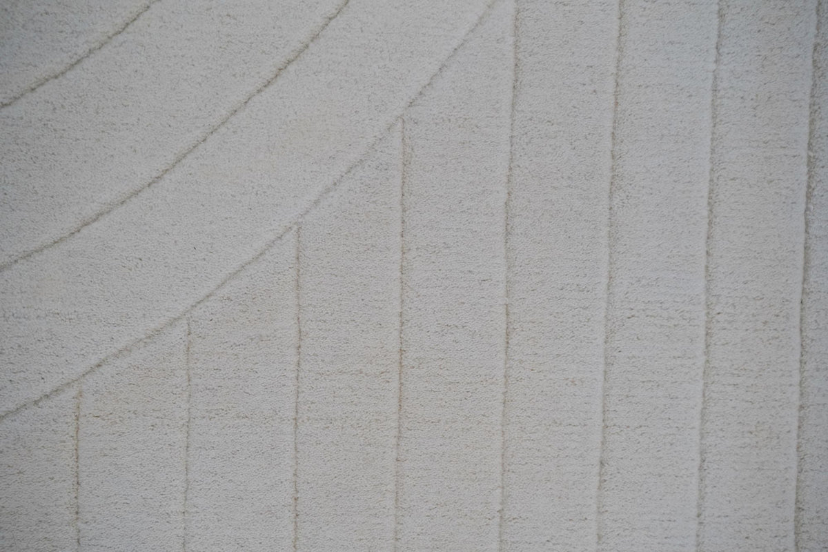 Bitte Wool Rug close up, hand tufted ivory New Zealand wool carved in fine lines.