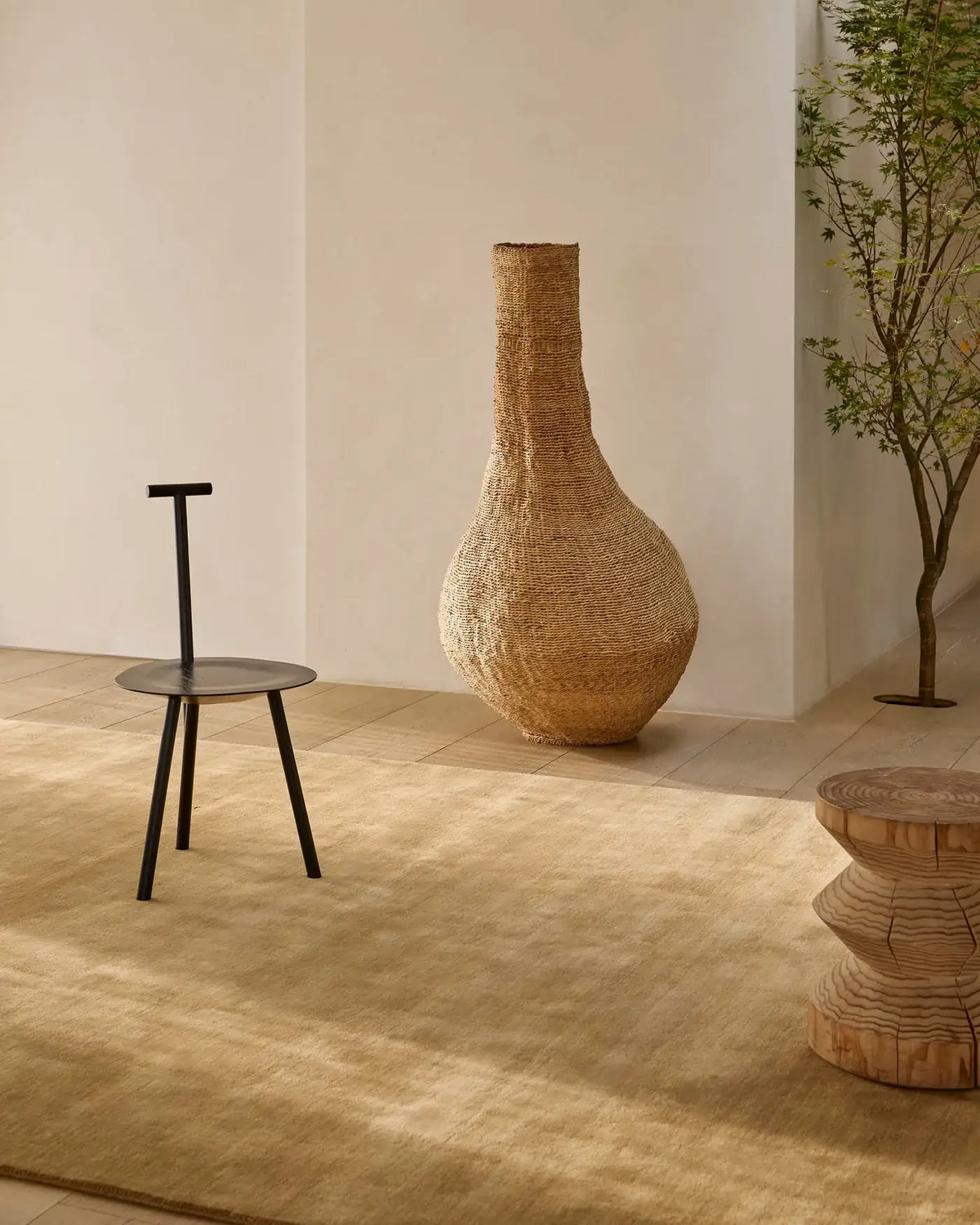 Rugberry rug in a Dubai living room with a tall vase